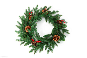 Венок CRYSTAL TREES Моника с шишками и ягодами d50см KP2350