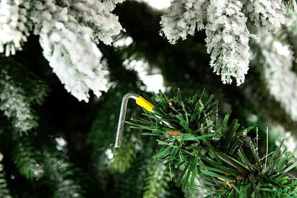 Ель CRYSTAL TREES ЭМИЛИ зеленая в снегу 210 см. KP4621S