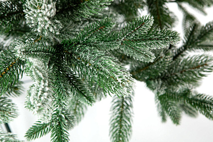 Ель CRYSTAL TREES МОНССЕРАТ в снегу 180 см. KP62180