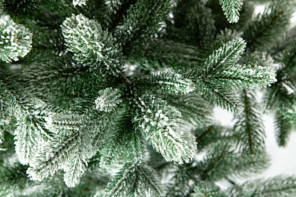 Ель CRYSTAL TREES МОНССЕРАТ в снегу 150 см. KP62150